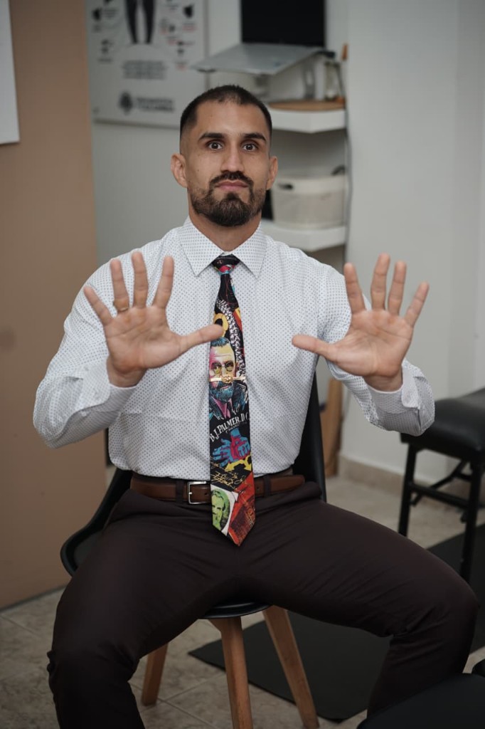 Dr. Kevin Ernesto en consultorio, especialista en cuidado cervical superior