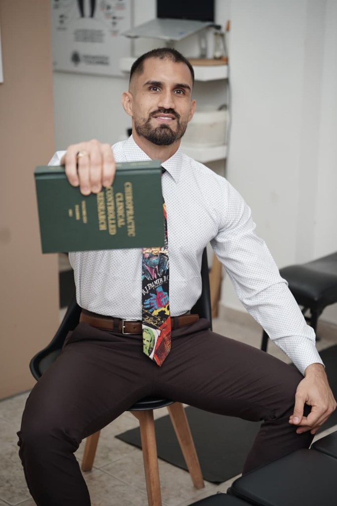 Dr. Kevin Ernesto en su consultorio, quiropráctico especialista en cuidado cervical superior